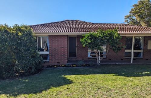 Mornington House | Mornington 2 Bedroom Getaway- short stroll to beach, cafes and shops.