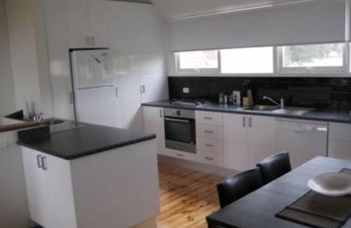 Mornington Apartment | MORNINGTON BEACH APARTMENT #4: directly opposite the beach with great views.