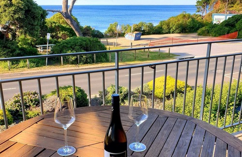 Mornington Apartment | MORNINGTON BEACH APARTMENT #4: directly opposite the beach with great views.