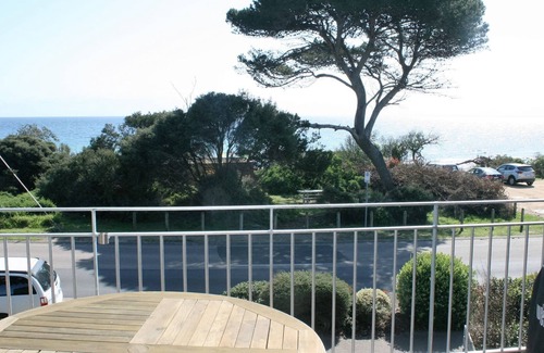 Mornington Apartment | MORNINGTON BEACH APARTMENT #4: directly opposite the beach with great views.