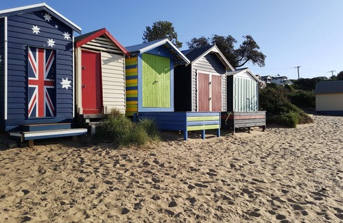 Mornington Apartment | MORNINGTON BEACH APARTMENT #5 : directly opposite the beach with great views.