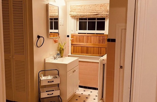Old Town Winchester Apartment | Morocco Loft 2BR overlooking city walking mall