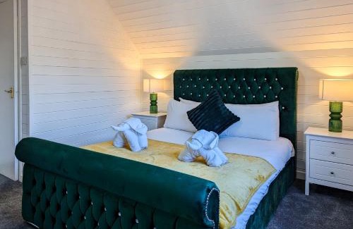 Almondbank Ski Chalet | Morrigan 7-Hot Tub-Pet Friendly-Boutique-Perthshire-Families