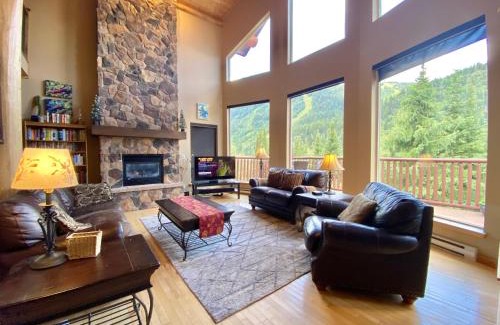Fairways Ski Chalet | Morrisey Chalet at Sun Peaks