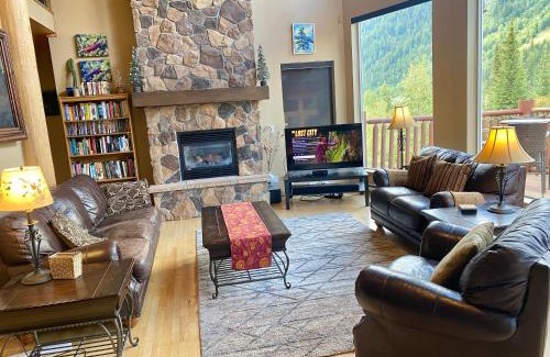 Fairways Ski Chalet | Morrisey Chalet at Sun Peaks