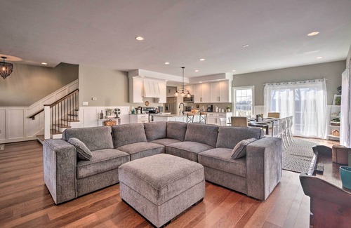 Lovettsville House | Morrisonville Manor w/Fire Pit & Hot Tub!