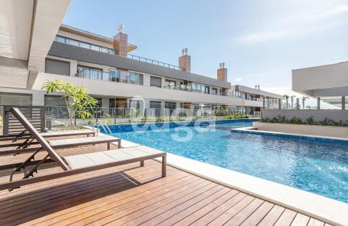 Morro das Pedras Apartment | Morro Pedras: Private Jacuzzi and Resort Pool.