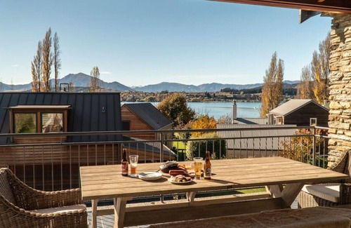 Wanaka House | Morrows Mead | Easy walk to Lake Wanaka | Spa pool