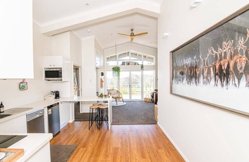 Orange Apartment | Mortimer's Wines Loft - Adults Only Retreat
