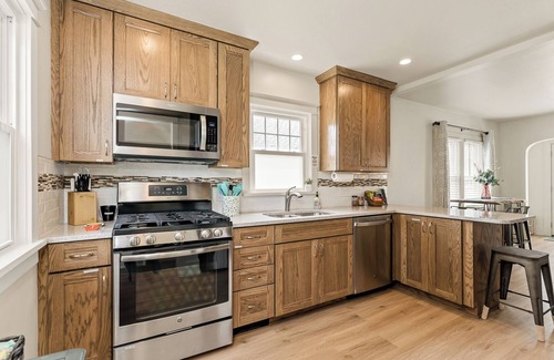Lakeside House | Morton 2 -Relax by Lake Michigan, 3 bedroom, pets, fenced yard, Beaches, Fishing