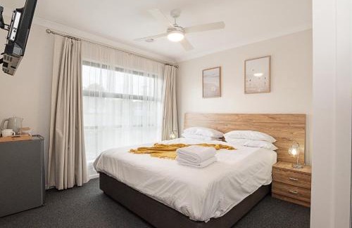 Hamilton House | Morview Holiday Homes-Giraffe