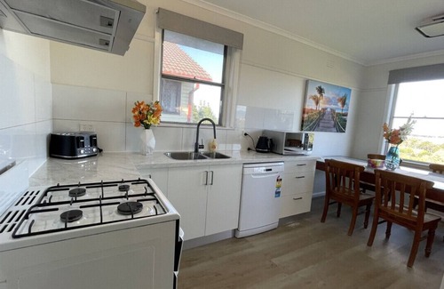 Morwell House | Morwell Pet friendly 3 BRMS Rental home Free Parking Wifi