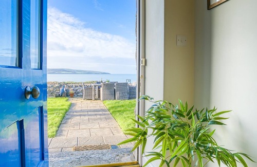 Moelfre Cottage | Moryn - an on the beach that sleeps 6 guests in 3 bedrooms