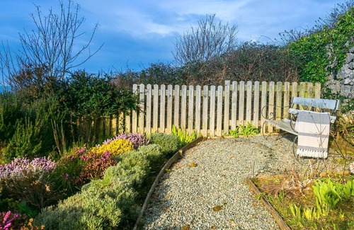 Moelfre Cottage | Moryn - an on the beach that sleeps 6 guests in 3 bedrooms