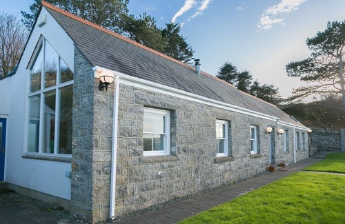 Moelfre Cottage | Moryn - an on the beach that sleeps 6 guests in 3 bedrooms