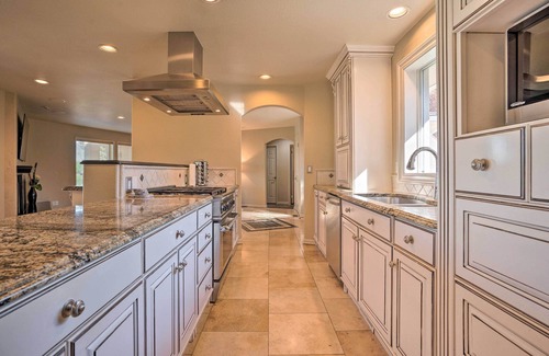 Moses Lake House | Moses Lake Retreat w/Salt Water Hot Tub!