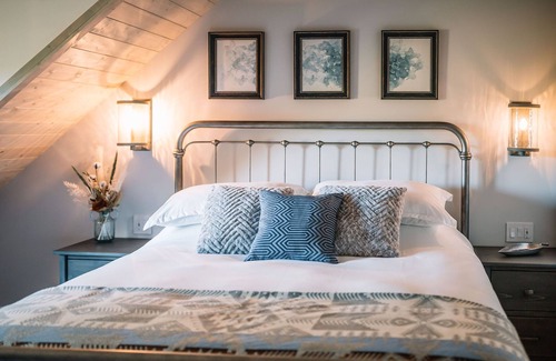 Dysart et al Cottage | Mossrock Retreat - Stunning New Luxury Cottage & Hot Tub on Redstone Lake
