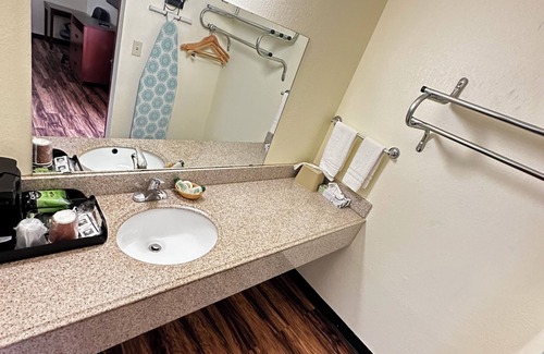 Iola Hotel | Most Affordable Motel Rooms in Iola - Regency Inn iola