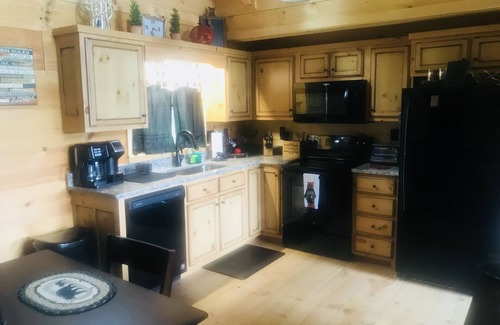 Ellijay Cabin | MOST AMAZING Sunrises! 2 Lux kgs , 2 ba. real log cabin! WIFI, cable, NETFLIX !