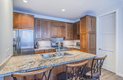 Old Town Condo | MOST AMAZING VIEWS from this condo. Only minutes from slopes. Shared hot tub