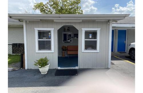 Baytown Hotel | Motel 19 By Townhouse Baytown I-10