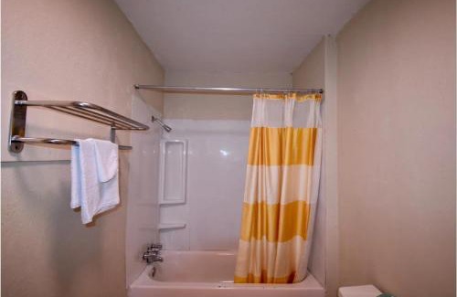 Baytown Hotel | Motel 19 By Townhouse Baytown I-10