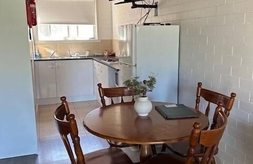 Thornton Apartment | MOTEL 4 - Sleeps 4 - Queen bed, bunk set