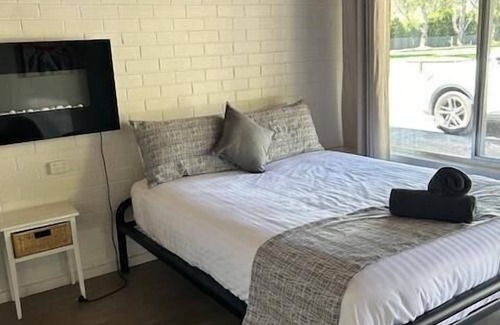 Thornton Apartment | MOTEL 4T - Queen bed, 1 single, 1 trundle