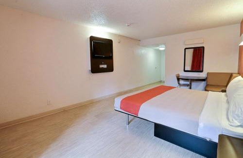 Addison Hotel | Motel 6-Addison, TX - Dallas