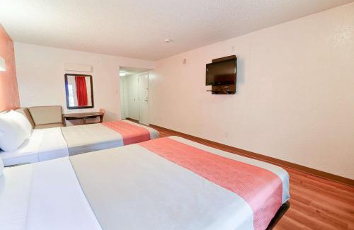 Addison Hotel | Motel 6-Addison, TX - Dallas