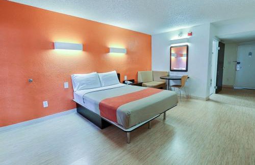Addison Hotel | Motel 6-Addison, TX - Dallas
