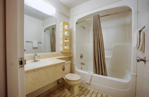 Albany Hotel | Motel 6 Albany, NY