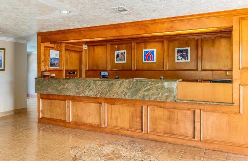 Alvin Hotel | Motel 6-Alvin, TX