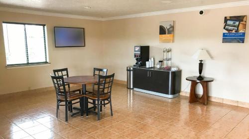 Alvin Hotel | Motel 6-Alvin, TX