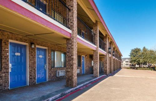 Central Arlington Hotel | Motel 6-Arlington, TX - UTA