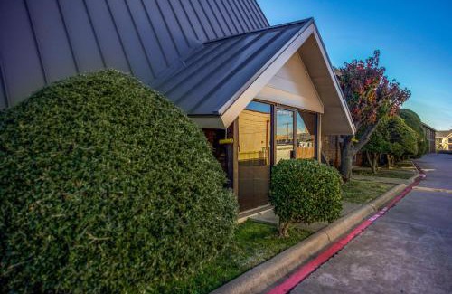Central Arlington Hotel | Motel 6-Arlington, TX - UTA