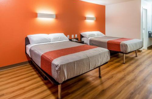 Central Arlington Hotel | Motel 6-Arlington, TX - UTA
