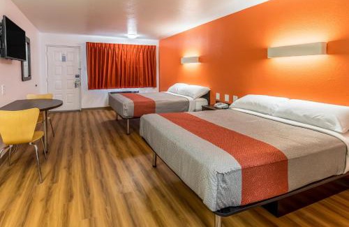 Central Arlington Hotel | Motel 6-Arlington, TX - UTA
