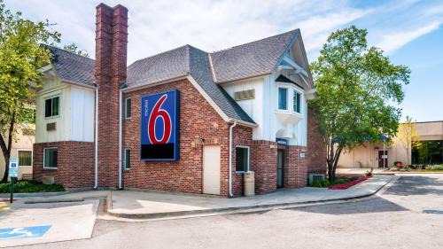 Arlington Heights Hotel | Motel 6-Arlington Heights, IL - Chicago North Central