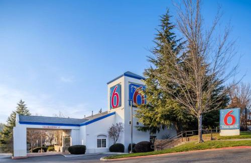 North Auburn Hotel | Motel 6-Auburn, CA