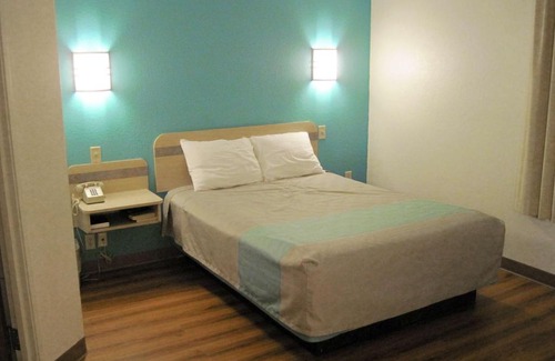 Avoca Hotel | Motel 6-Avoca, IA