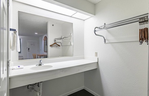 Azle Hotel | Motel 6 Azle, TX