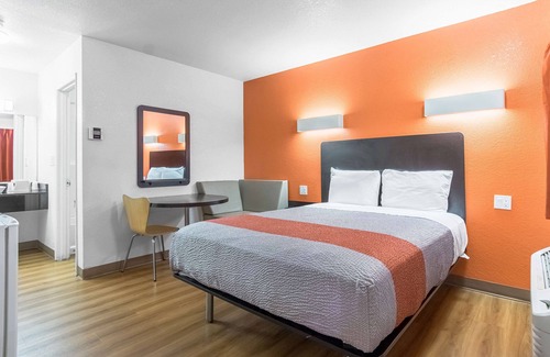 Oleander - Sunset Hotel | Motel 6 Bakersfield, CA - Central