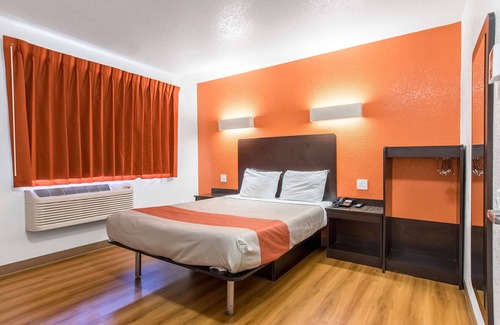 Oleander - Sunset Hotel | Motel 6 Bakersfield, CA - Central