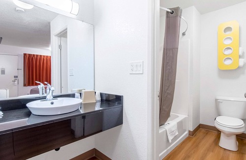 Oleander - Sunset Hotel | Motel 6 Bakersfield, CA - Central