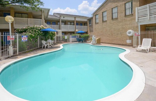 Mont Belvieu Hotel | Motel 6-Baytown, TX - Baytown East