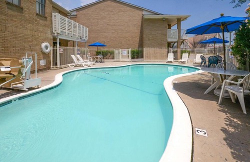 Mont Belvieu Hotel | Motel 6-Baytown, TX - Baytown East