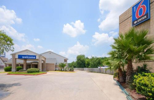 Mont Belvieu Hotel | Motel 6-Baytown, TX - Baytown East