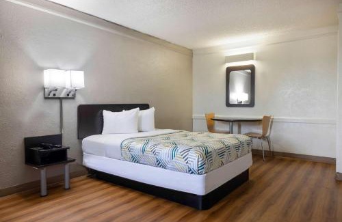 Beaumont Hotel | Motel 6-Beaumont, TX