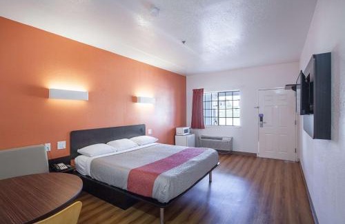 Bedford Hotel | Motel 6-Bedford, TX - Fort Worth